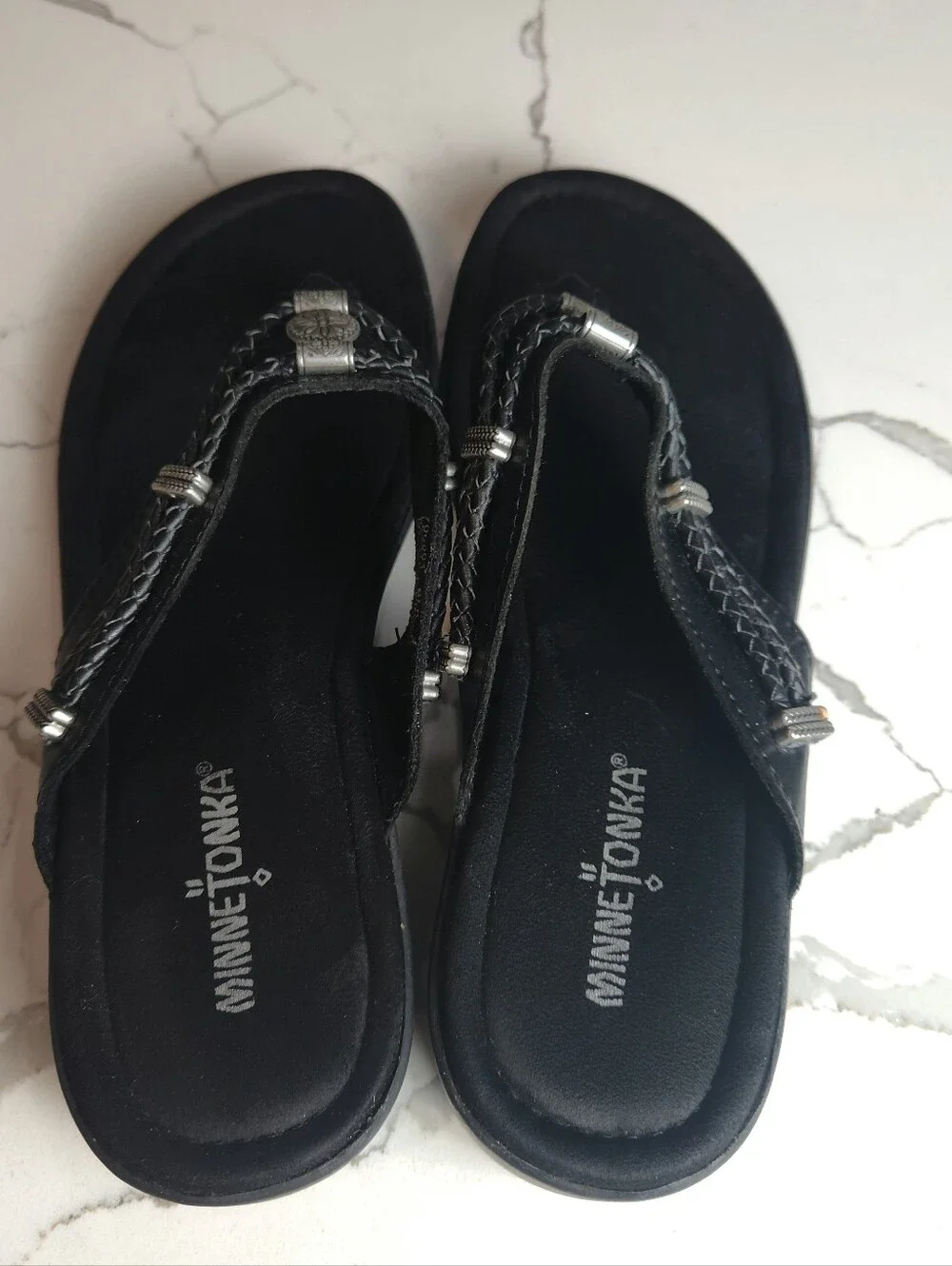 🖤 Minnetonka Silverthorne 360 Thong Sandals – Size 9